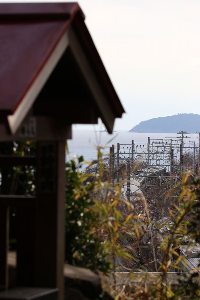 祠と東海道線。