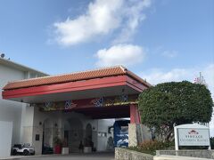 那覇空港から、２時間あまりバスに乗り、本日の宿「センチュリオンホテルリゾートヴィンテージ沖縄美ら海」に到着。
