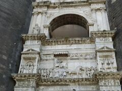 15世紀、アルフォンソ１世がナポリに勝利したことを記念して、お城に「凱旋門」を付け足し、お城を全面的に改修しました！

黒いお城に大理石のレリーフで飾られた真っ白の門が、とっても映えます！