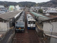 　高知から約１時間で、62km離れた窪川に到着。隣り合うホームには、次なる観光列車が待っていました。