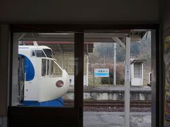 　江川崎から先は、軽便鉄道として開業した区間であり、急にスピードが落ちます。
　吉野生駅でまた、９分停車。こだまっぽいと言えば、ぽいですが。
