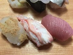 地元の方に勧められたお寿司屋さんでランチ。新鮮で大ぶりなネタが素晴らしい。富山湾鮨というのをいただきました。地元のネタが満載。生白エビはなかなかこっちじゃないと食べられない気がします。生のマグロやカニも、美味しかった。