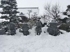 また徒歩圏内に雪の中でもわかる立派なお寺で、加賀前田利家公の画像があるということで、立ち寄ってみたら、藤子先生の御実家と分かりました。キャラクターの石像がありました。あまりの雪に埋もれて傘地蔵みたいな感じになってますが（笑）
ハットリくん、怪物くん、プロゴルファー猿に、モグロさん。