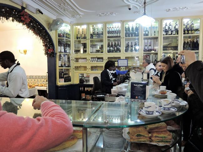 店内は奥にとっても広く、いったい何人入るの？<br />というくらい。<br />お部屋が何部屋もあり、テーブルが並んでいます。<br />私たちはここでお手洗いをお借りしました。<br />