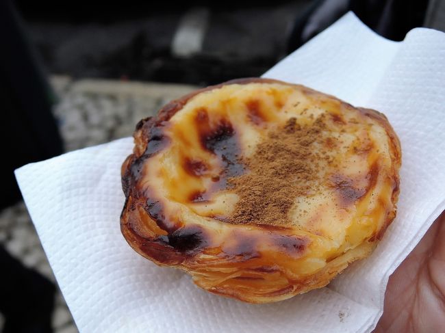 並ばないと買えないエッグタルトですが、<br />私たちがジェロニモス修道院を見学している<br />間に、添乗員さんが並んで購入しておいて<br />下さり、一人一つづついただきました。<br />外はパリパリ！中はしっとり。<br />甘すぎず、とっても美味しくいただきました。<br />ごちそうさまでしたm(__)m<br />