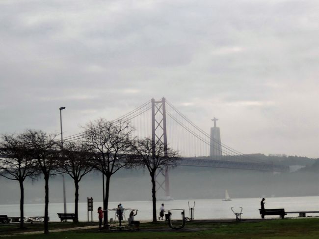 霧で霞んでいますが、<br />4月25日橋と奥にクリスト＝レイと呼ばれる<br />キリスト像。カトリックの記念碑で、<br />リオ・デ・ジャネイロにあるコルコバードの<br />キリスト像に触発されて造られたそうです。<br />