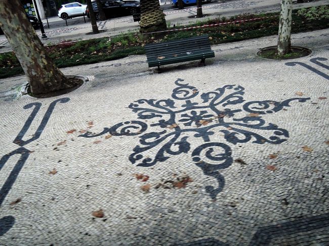 リスボン市内の歩道や広場等、路面のモザイクが<br />とてもかわいいんです。<br />