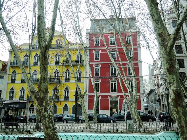 可愛い色合いのビル。<br />二つ並んでいるところが良いんですよね。<br />