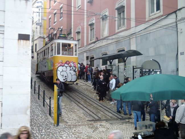 リスボン名物。ケーブルカーが見えてきました。<br />大勢の人が列を作って待っています。<br />