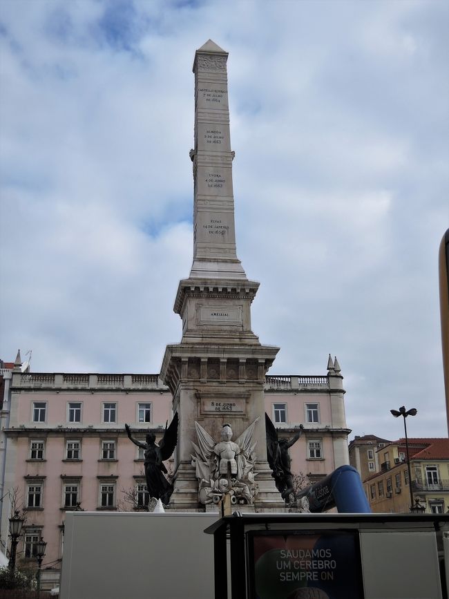 レスタウラドレス広場に建つオベリスクのモニュメント。