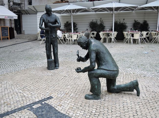 これは、石畳を作る人たちの像だそうです。<br />このように一つ一つ石を置いて、上から重りで<br />押さえていくという、気が遠くなるような<br />作業で、素晴らしいモザイクの石畳が出来上がって<br />いるんですね。<br />