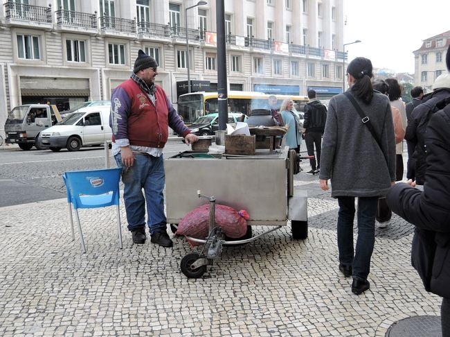 あちらこちらに焼き栗屋さんが出ていて、<br />煙がモウモウとしていました。<br />