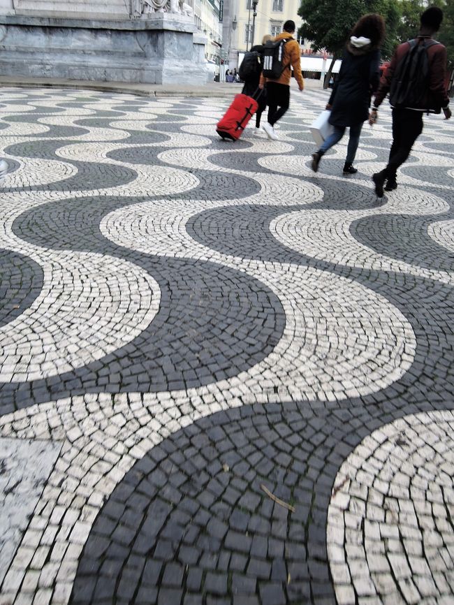 この波のような模様は、ロシオ広場のものです。<br />