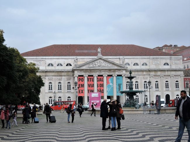 ロシオ広場、通称ペドロ4世広場にやってきました。<br />建物は国立劇場。