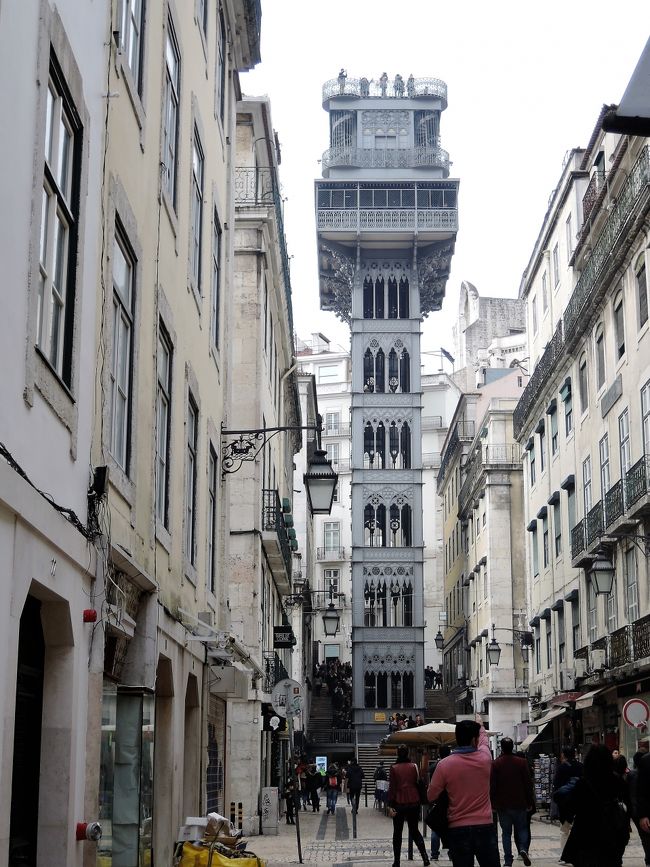 アウグスタ通りを行くと、<br />サンタ ジュスタのエレベーターが右側に見えてきました。<br />かなり並んでいますね～。<br />