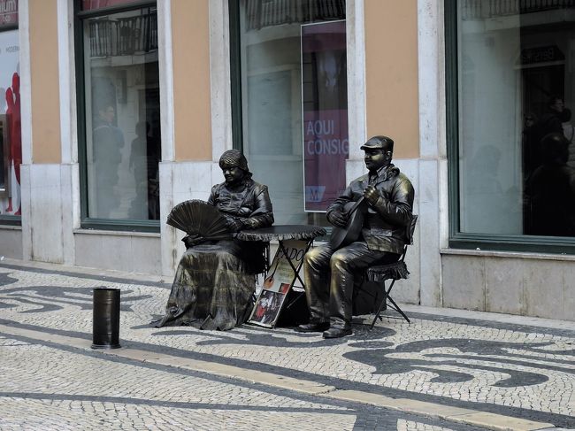 こちらは銅像ではありません。<br />パフォマーの方です。<br />この格好でちょっと動かれると、<br />怖い・・。<br />