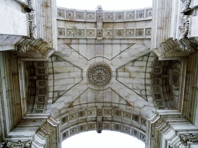 凱旋門を真下から見上げると、天井の模様も<br />素敵です。<br />