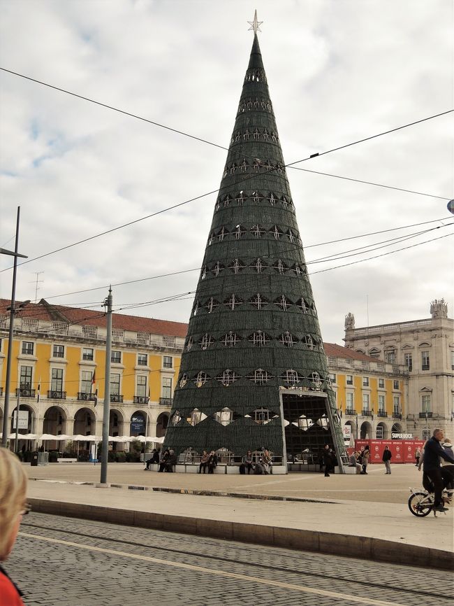 広場には大きなクリスマスツリー