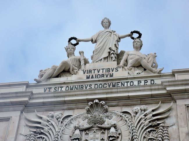 戦った兵士にご褒美のオリーブの冠を授けようと<br />しているのかしらん？