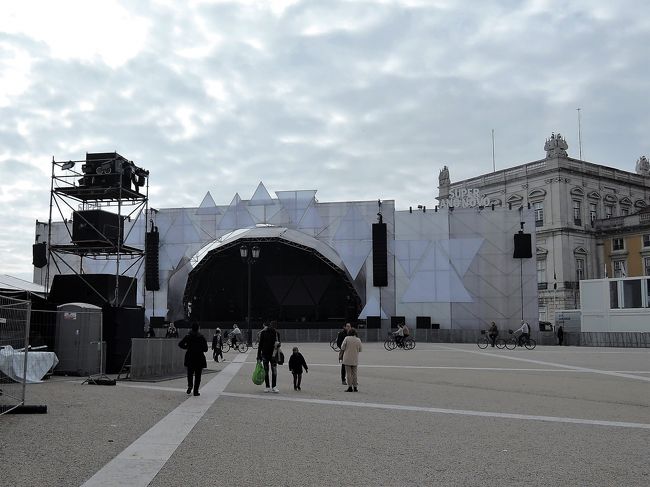 何かライブでもあるのでしょうか。<br />広場にはステージが組まれ、準備が<br />勧められていました。<br />