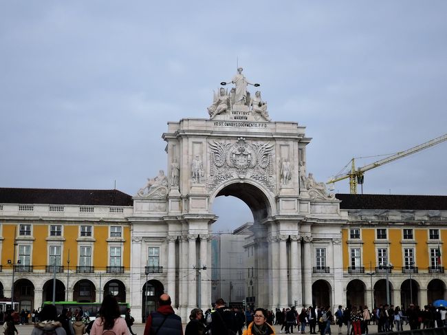 コメルシオ広場側から見た凱旋門。<br />