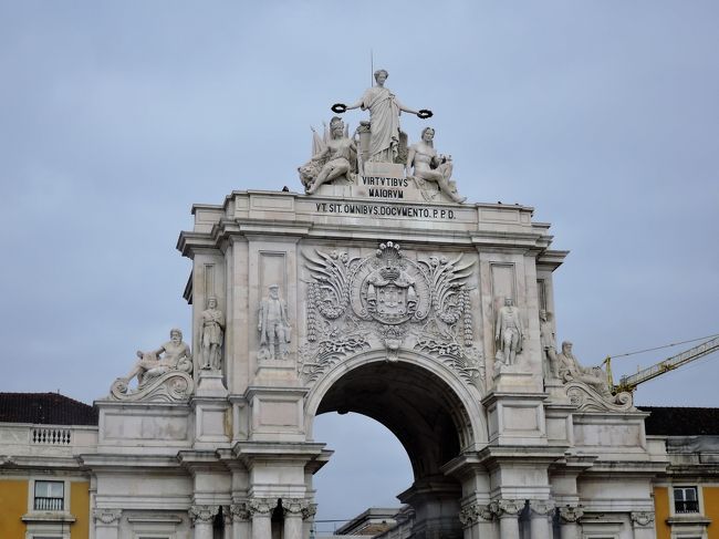 門の上には勝利の女神が誇らしげに立っています。<br />