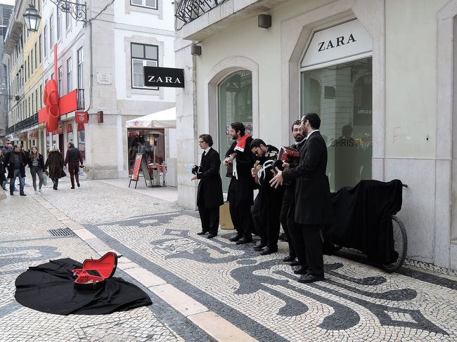 そろそろ集合場所に戻らないと・・<br />アウグスタ通りを戻ります。<br />演奏している一団が・・<br />