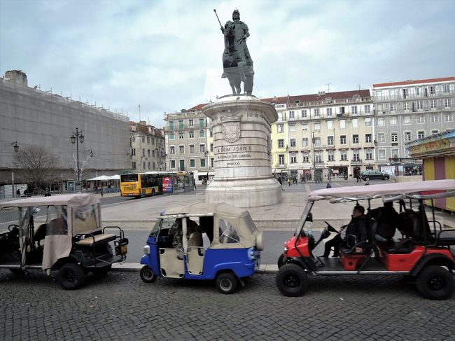 観光用にこのようなゴルフ場のカートのような<br />車も用意されているようです。<br />今はランチタイムかな？<br />