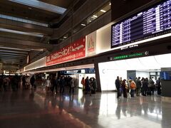 おはようございます！まずは7:55発に乗るべく、羽田第1ターミナルにやってきました。スーツケースを預けるのは手間なので、羽田空港のコインロッカーに預けて荷物なしで沖縄へ行きます。金曜日は仕事が遅くなってしまうことが多いので、今回も案の定睡眠不足に。。。