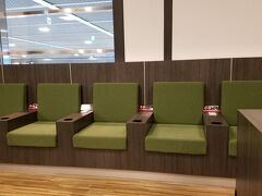 カードラウンジのIASSラウンジにはいってみました。噂には聞いていましたが、狭いし窮屈ですね。ジンジャーエールと柿ピーをいただいて撤退します。ただ、すこし休憩するだけならいいかもですね。