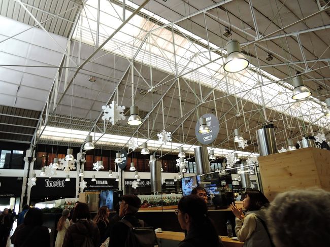 入って右側の巨大なフードコートには、リスボンの有名店が<br />出店していて、伝統的なポルトガル料理から、<br />お寿司やアジアンフード、ステーキやハンバーグ・ピザ等々<br />なんでも揃っています。<br />