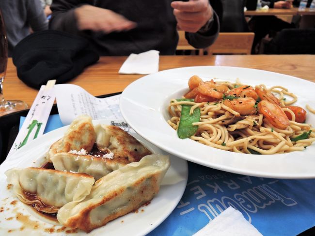 この日は土曜日で、お昼を過ぎたくらいの時間帯でしたが<br />大混雑！席を確保するのも、お料理をゲットするのも大変。<br />私たちは、アジアンフード店からエビの焼きそばと大きな<br />餃子をゲット。<br />