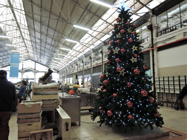 お腹を満たして、左側にある市場の方も覗いてみました。<br />市場は午前中でたいてい終わるそうで、みなさん後片付けの<br />真っ最中といった感じです。<br />