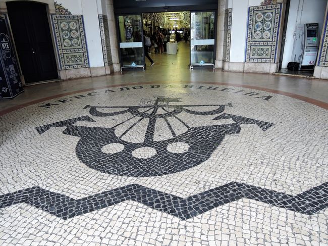 床には船のモザイク。<br />