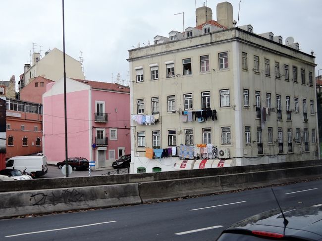 久しぶりの晴れ間でアパートメントの窓には洗濯物が沢山！<br />午後はオプショナルツアーに参加してシントラへ向かいます。<br /><br />【12】シントラ<br />https://4travel.jp/travelogue/11327624<br /><br />