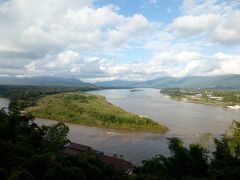 さてさて遂にやってきました「ゴールデントライアングル」。タイ・ラオス・ミャンマーの３カ国の国境が、メコン川を隔て隣接する場所。

写真では小さくて分からないですが、ミャンマー沿岸には中国カジノがあります。またラオス河岸の約100km2の地域がゴールデントライアングル経済特区として、中国が99年間租借している地域なのだとか。先日TVでスリランカやオーストラリアの港を中国が同様に租借しているという事実が報道されていましたが、こんなところにも中国が進出してるとはビックリです。