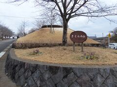 「さくらの山」です。
さらに坂道を上っていきます。