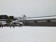 金沢城、一面の雪。