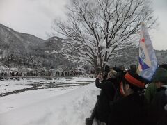 であい橋が大渋滞。ガイドさんに誘導されて橋を渡ります。