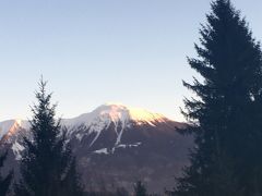 スロベニアのブレッドの宿泊はHotel Ribnoです。

朝起きてカーテンを開けるとこの景色が見えました。
朝日に冠雪が輝いて見えました。