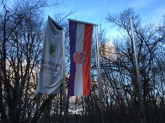 翌日は7時朝食8時出発してバスは出発しました。

クロアチアを代表する観光地である「プリトヴィツェ湖畔国立公園」へ出発しました。

この寒い時期に朝早くから観光するのはアジア人(日本、韓国、中国)だけでした。