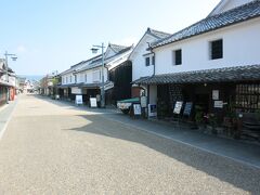 10:30　【重伝建】　嬉野市塩田津町　居蔵造の町並み
長崎街道だった道路沿いに白壁の大きな家々（廻船問屋や商家）が並び、昭和40年代までは大変賑やかだったそうです。　