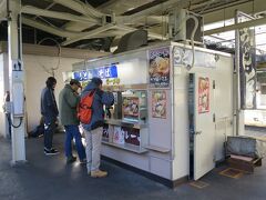 駅のホーム上にたくさんの人で賑わっていた立ち食いそば屋さんがありました。ここで朝食を食べました。