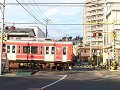 箱根板橋駅前の踏切を見慣れた電車が通過します♪
下り勾配を走っているので電車が傾いてますね(・∀・)マニアック（笑）