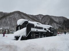 レトロみなかみの車内で頂いた抽選券でくじを引く為に転車台広場に来ました。くじはガラガラポンではなく棒のくじでした。なんとなく1等が当たる予感がして棒を引いたら本当に1等賞でした。ちなみに1等賞は全部で7本の設定で自分は3本目でした。そして1等賞の景品はなんと水上温泉1泊2日のペア宿泊券