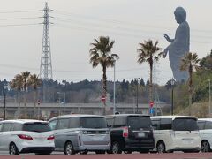 その向こうには「牛久大仏」が見えます。