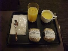 保安検査を終え、エレベーターで3階にあるダイヤモンド・プレミアラウンジへ！
レセプションでeチケットを提示し、利用できるか確認後入室！

いつものようにおにぎりとオレンジジュースで軽く朝食を頂きます。
ラウンジが利用できるかと思い自宅で食べずに来ました。
搭乗時間まで朝食を頂いて新聞を読みます。
空港内はリニューアル工事のため、窓には壁が取り付けれられているので外の様子や飛行機は見えません…