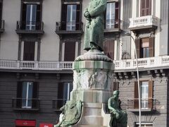 イタリア王国第2代国王ウンベルト1世の銅像。