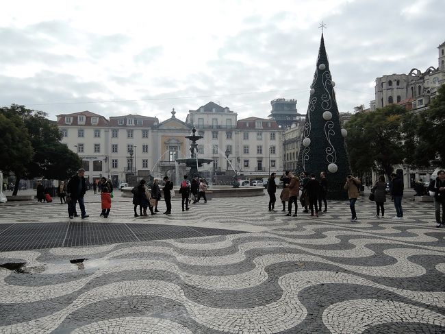 ロシオ広場のクリスマスツリー。<br />