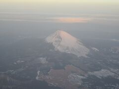 　飛行機は予定通り6:25に出発し、6:50には富士山上空に。残念ながら少し靄がかかっていましたが、やはり綺麗ですね。